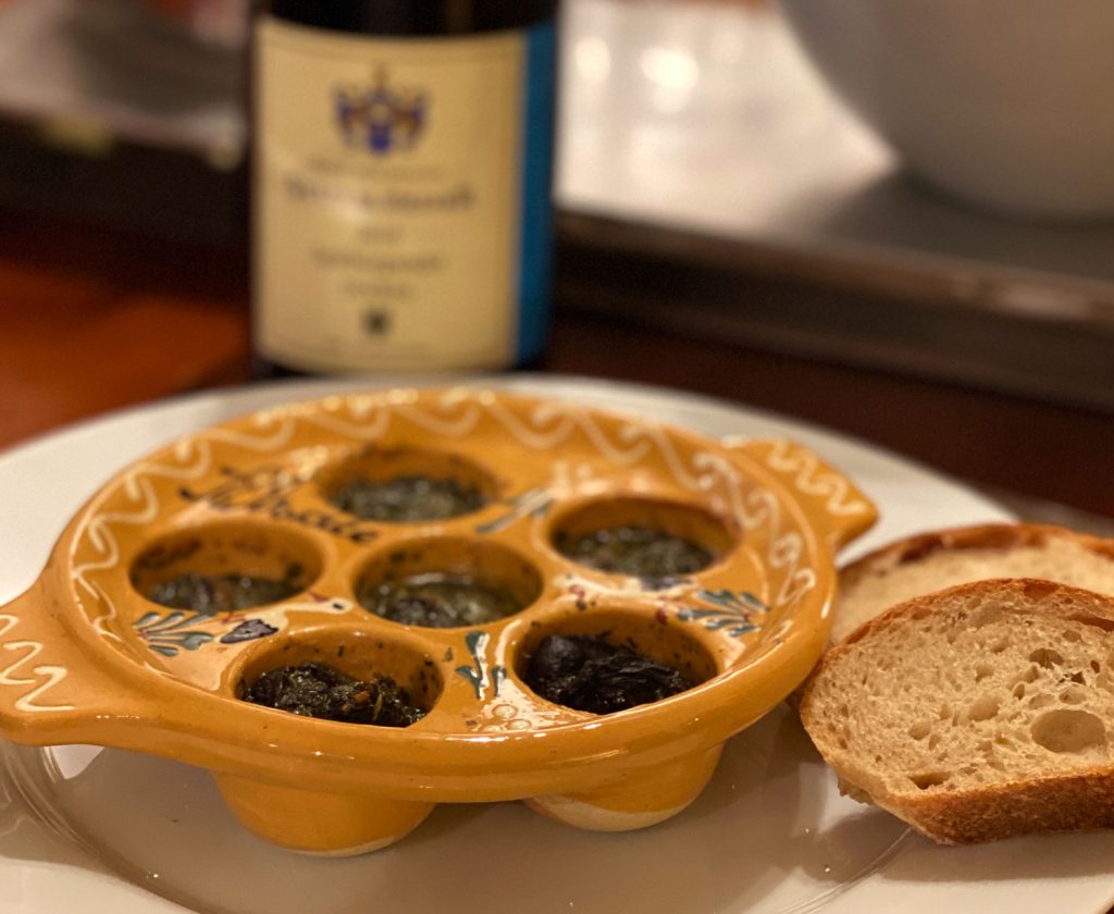Weinbergschnecken in Knoblauchbutter im Schneckenpfännchen