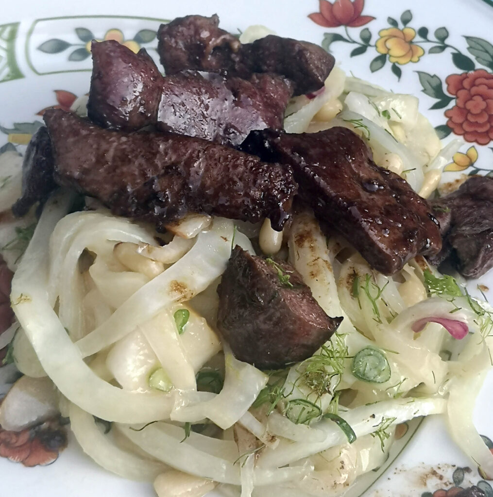 Der fertige Sommersalat - Fenchel- Birne - Putenleber