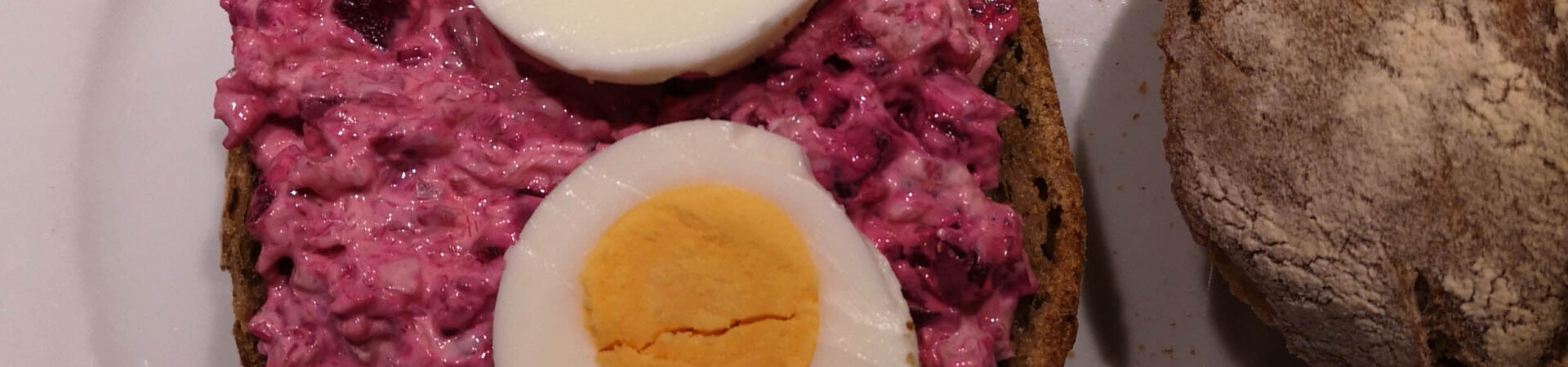 Rote Beete Salat mit geräucherter Forelle (und noch etwas mehr)