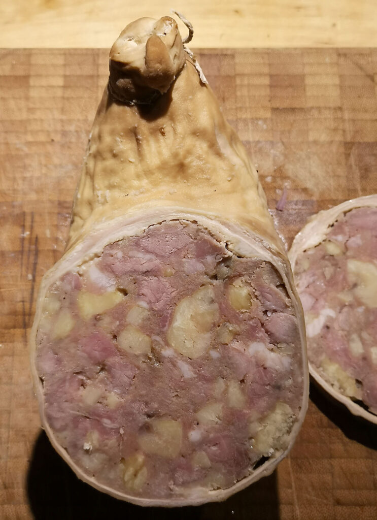Saumagen mit Kastanien bzw. Maronen gegart und aufgeschnitten