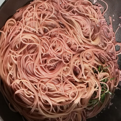 Fertige Spaghetti im Rotwein