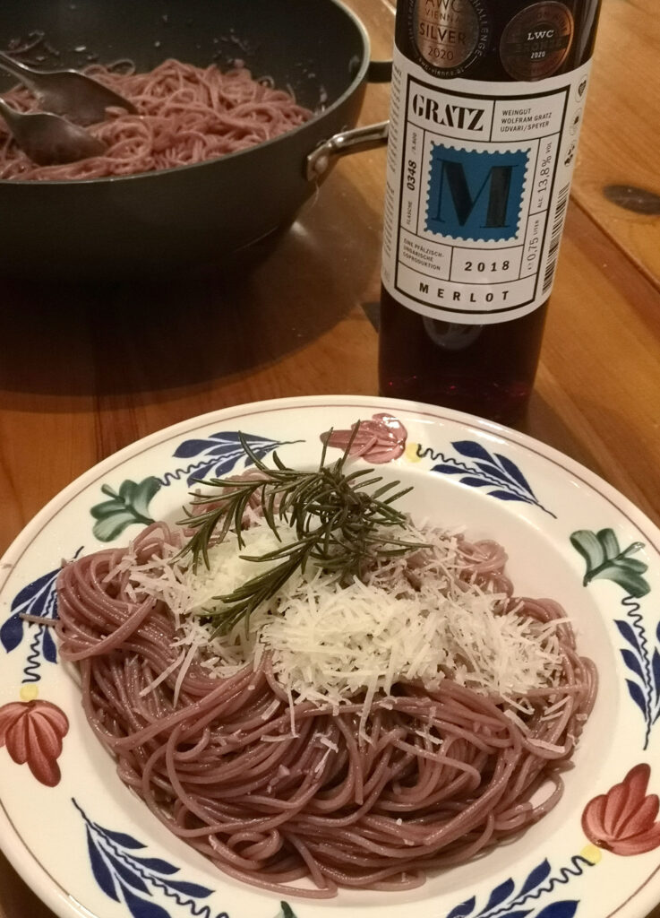 Spaghetti ubriachi mit geriebenem Käse