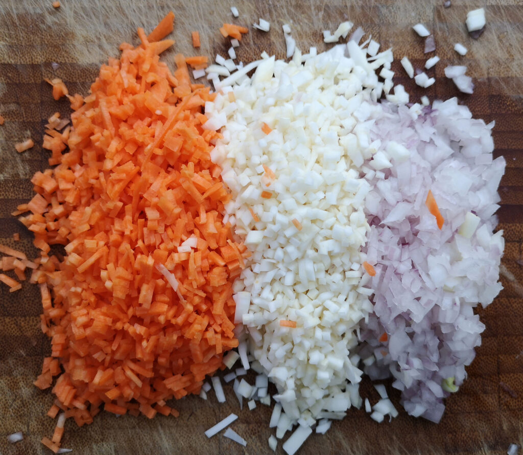 Karotten Sellerie und Zwiebel fein gewürfelt