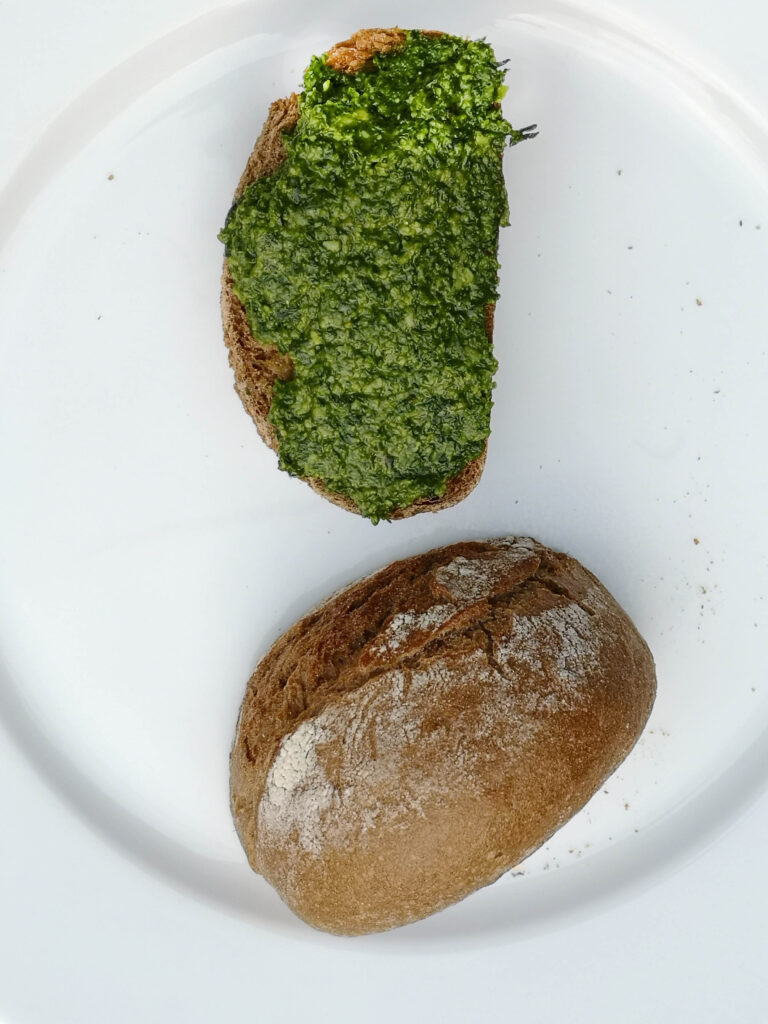 Bärlauch-Pesto auf Roggenbaguette