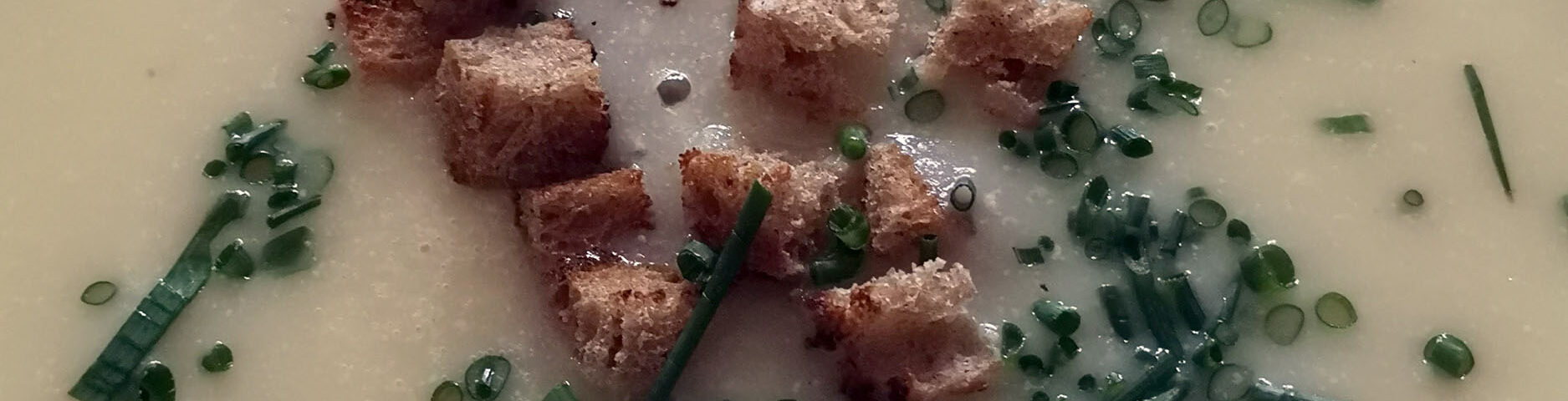 Spargel-Kartoffelsuppe mit Croutons