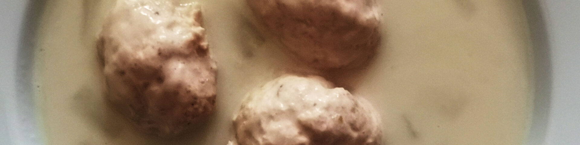 Spargelcremesuppe mit Lachsklößchen