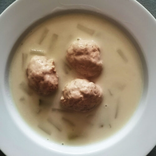 Spargelcremesupp mit Lachsklösschen