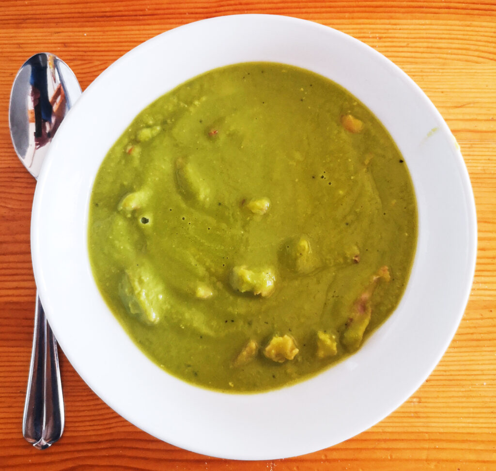 Erbsensuppe mit Räucheraal