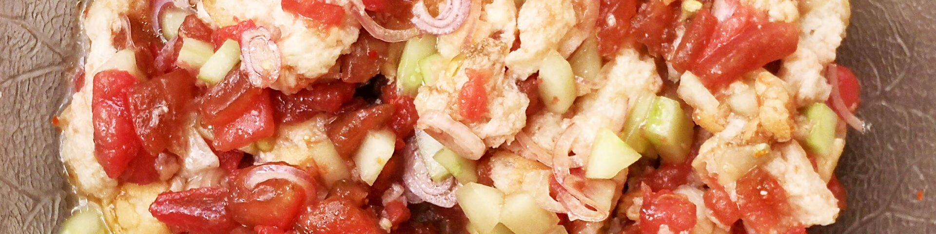 Panzanella oder Brotsalat – frisches Gericht für warme Sommertage
