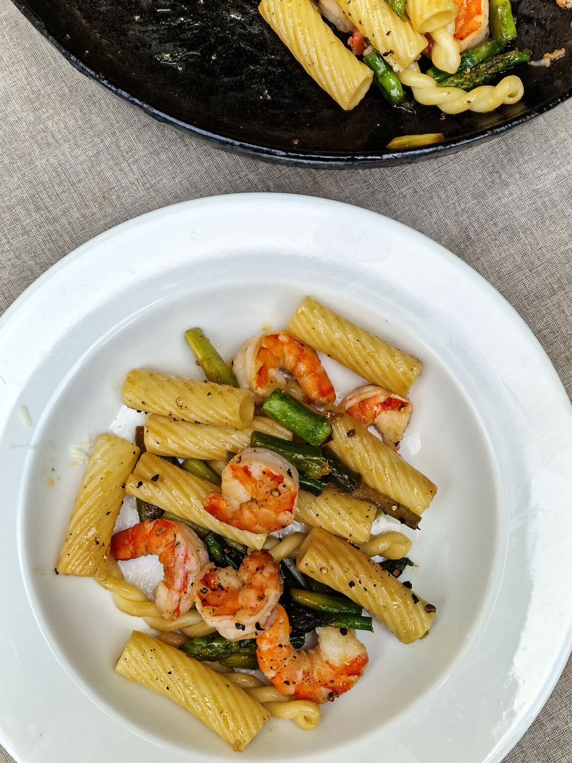 Nudeln mit grünem Spargel und Garnelen - Arte Culinaria
