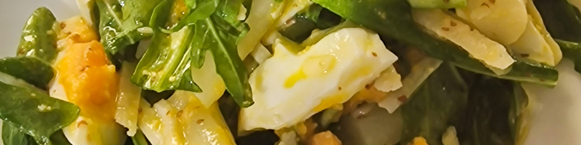 Spargelsalat mit Rucola und Parmesanraspeln