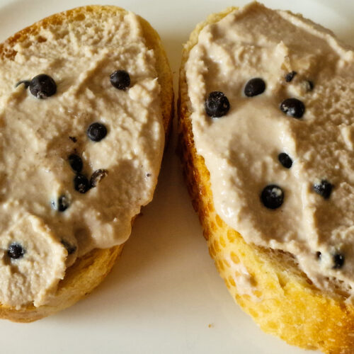 Thunfirschcreme mit grünem Kampotpfeffer auf baguette