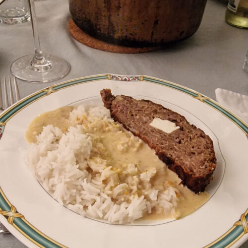 Bifteki griechischer Hackbraten mit Reis und Metaxa Sauce
