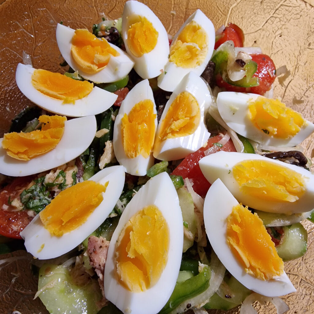 Salade nicoise - Nizza-Salat fertig angerichtet