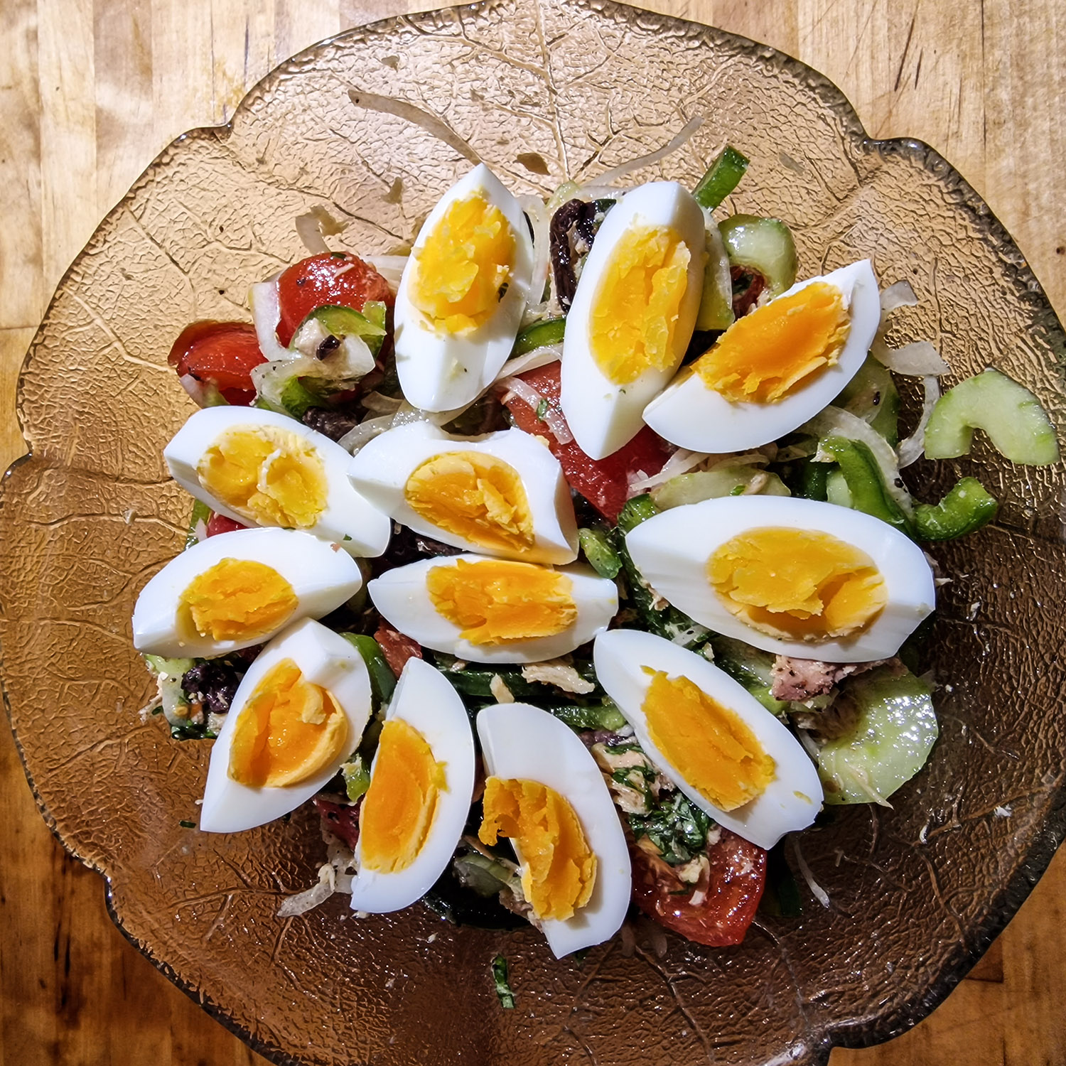 Salade nicoise - Nizza-Salat fertig angerichtet - Arte Culinaria
