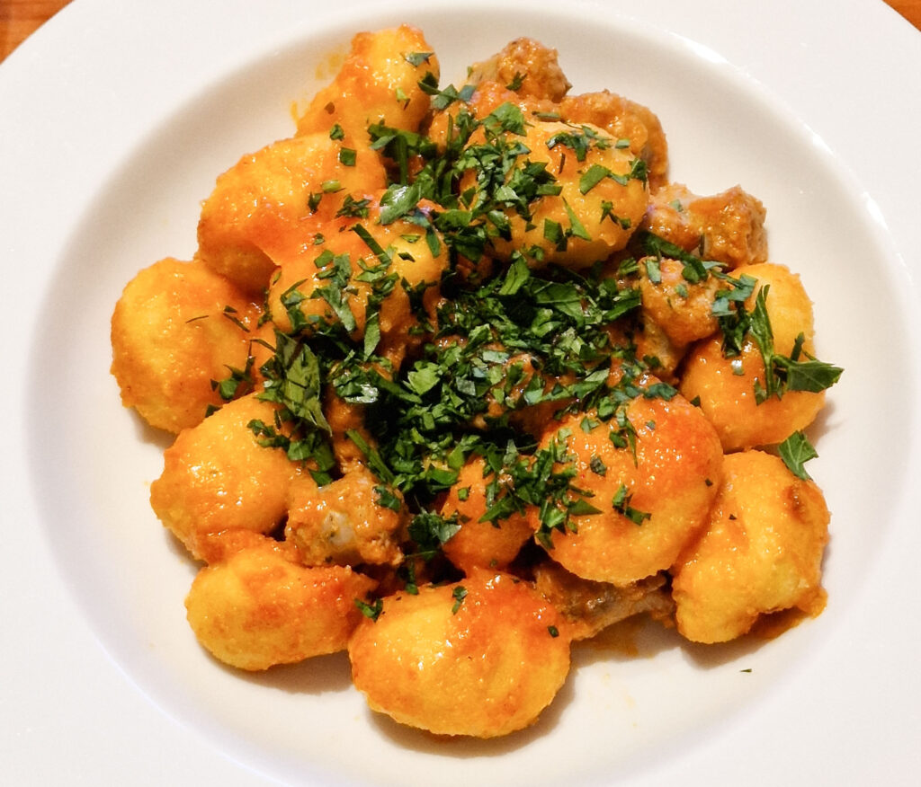 Bratwurst-Gnocchi-Gulasch
